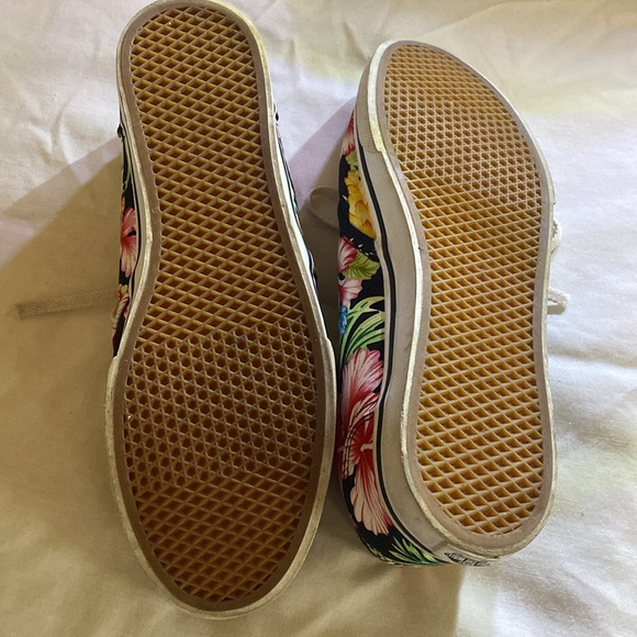Vans tennis shoes lightly used Hawaiian Design size 8 1/2 - Picture 2 of 7